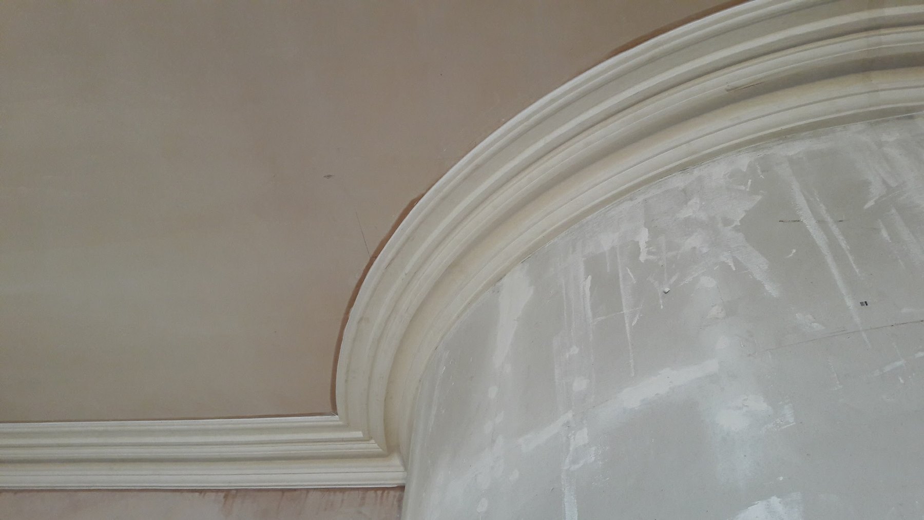 A length of cornice run on a curve to follow an arched ceiling