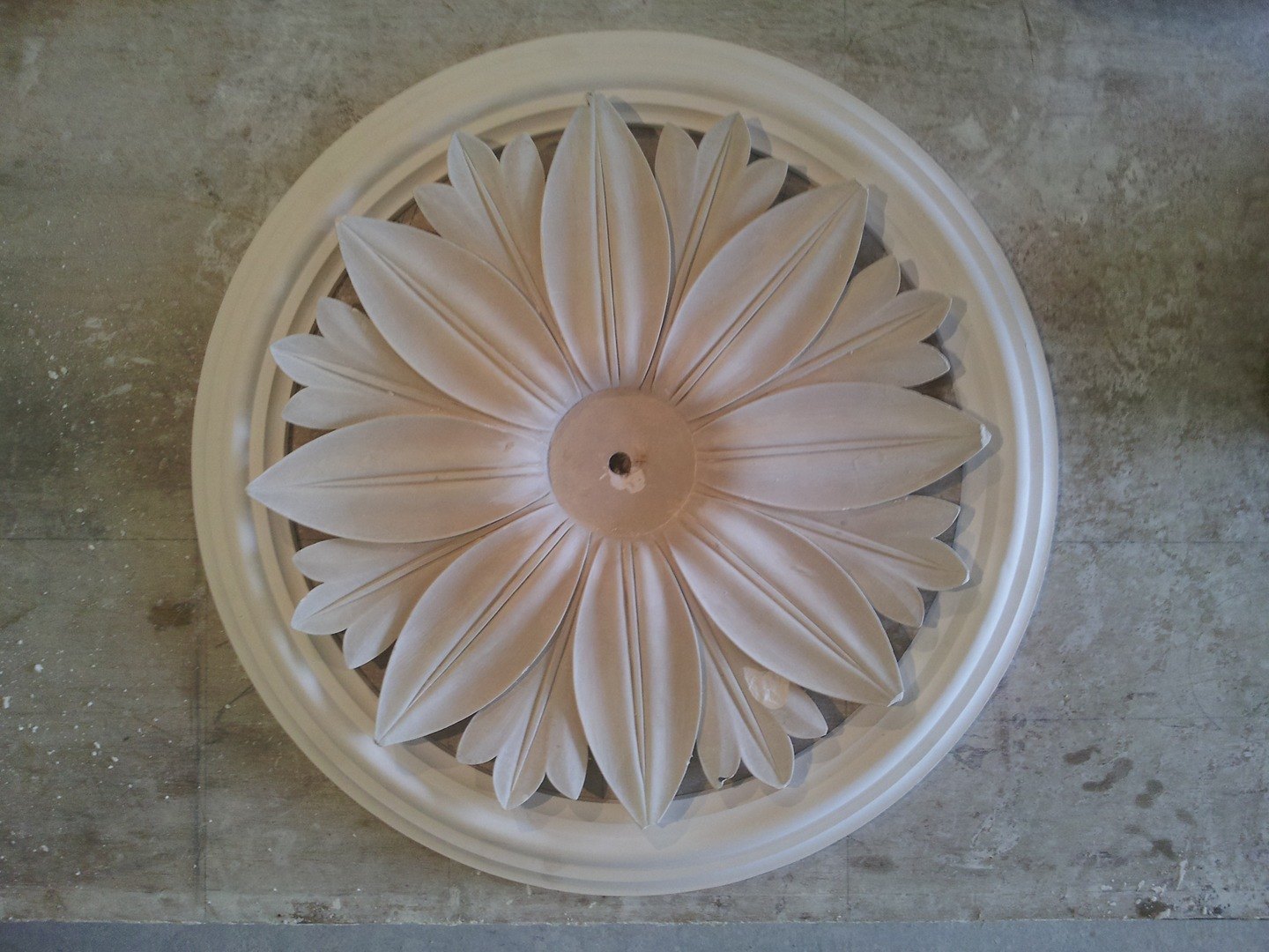 A round ceiling centre with long pierced petals